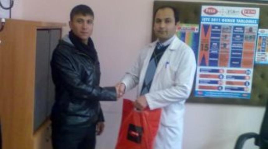 Dersane &ouml;ğrencisi, yerde bulduğu 5 bin lirayı sahibine teslim etti