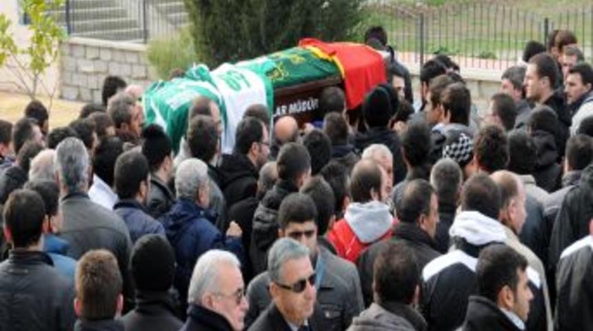 Ma&ccedil;ta kalp krizi ge&ccedil;irerek &ouml;len Serkan, Manisa'da toprağa verildi