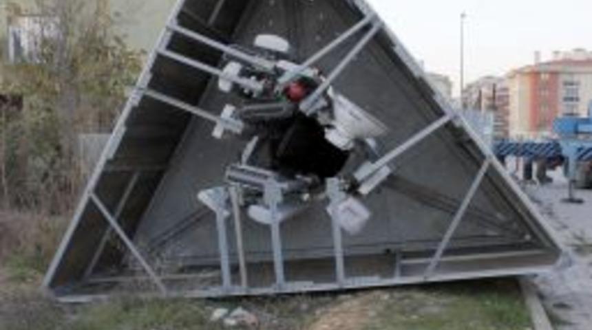 Ka&ccedil;ak baz istasyonuna bayraklı kamuflaj