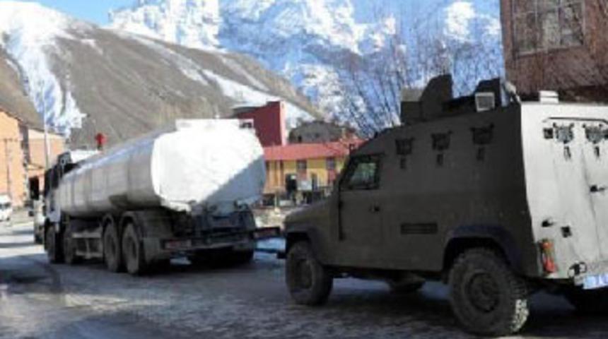 Polis, &ouml;ğrencilere su taşıdı