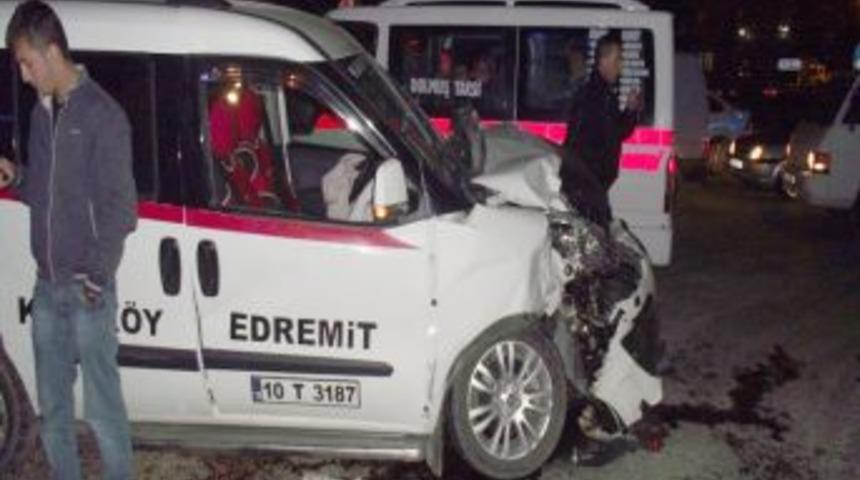 Hasta taşıyan cankurtaran, dolmuş taksiyle &ccedil;arpıştı: 3 yaralı