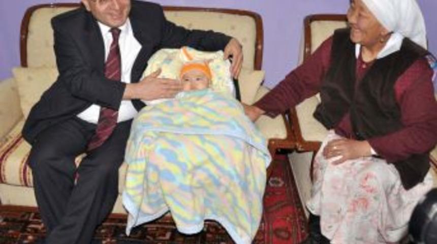 Depremzede aile, Vali Saran'a kaftan ve cepken hediye etti