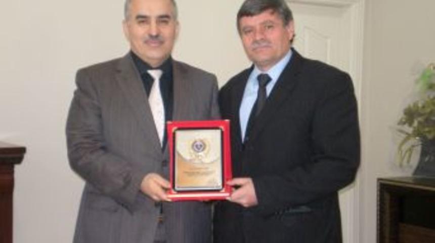 Salihli Sivil Toplum Oluşumları Platformu M&uuml;ft&uuml; Sadı&ccedil;&rsquo;a plaket verdi