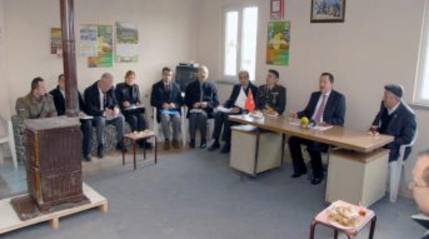 Vali Balkanlıoğlu, k&ouml;y ve beldelerde halkın sorunlarını dinledi