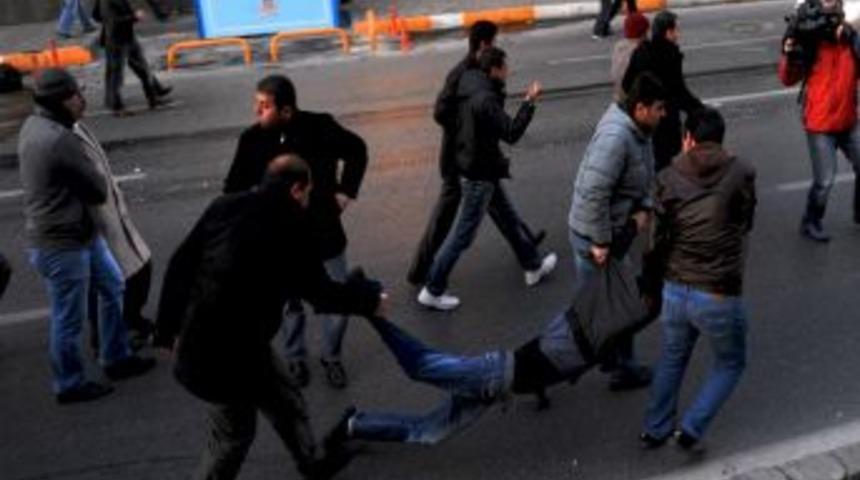 Taksim'i savaş alalına &ccedil;eviren g&ouml;stericiler, bir kişiyi yaraladı