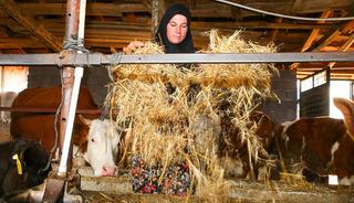 İki inekle başladığı hayvancılıkta k&ouml;y&uuml;n "hanımağa"sı oldu