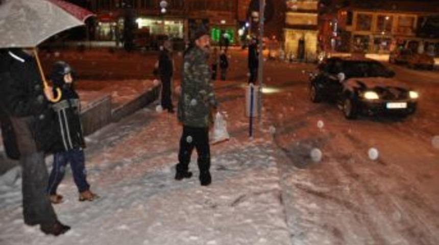 Yozgat'ta kar yağışı ve buzlanma s&uuml;r&uuml;c&uuml;lere zor anlar yaşattı