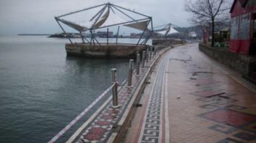 Fırtınada sahil bandı zarar g&ouml;rd&uuml;