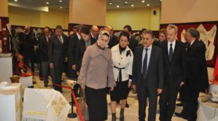 Meslek &ouml;ğrenen kursiyerler el sanatları sergisi a&ccedil;tı