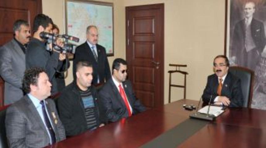 Adana'da g&ouml;rme engelli iki gaziye bilgisayar hediye edildi