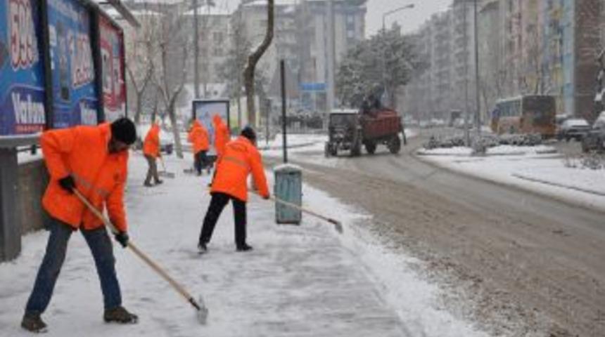 Malatya'da karla m&uuml;cadele i&ccedil;in 5 bin ton tuz kullanıldı