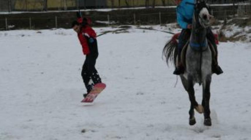 Erzincanlı gen&ccedil;ler, atlıboard sporunu &ccedil;ok sevdi