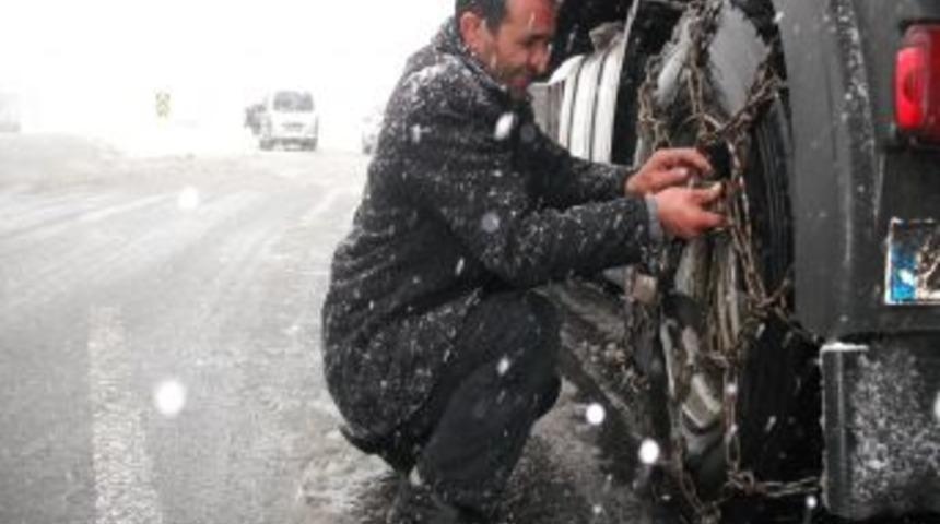 Yolda kalan s&uuml;r&uuml;c&uuml;ler, seyyar zincir satıcısına koştu
