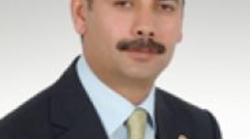 Doğu ufkundaki şafak kızıllığına bakıyorum!