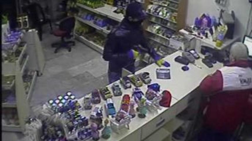 Silahlı soyguncu kardaki izilerinden yakalandı