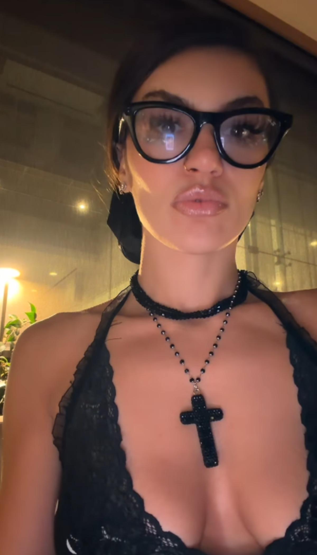Kısmetse Olur Cansel Çördük dantel tulumuyla sokaklarda dolaştı 2