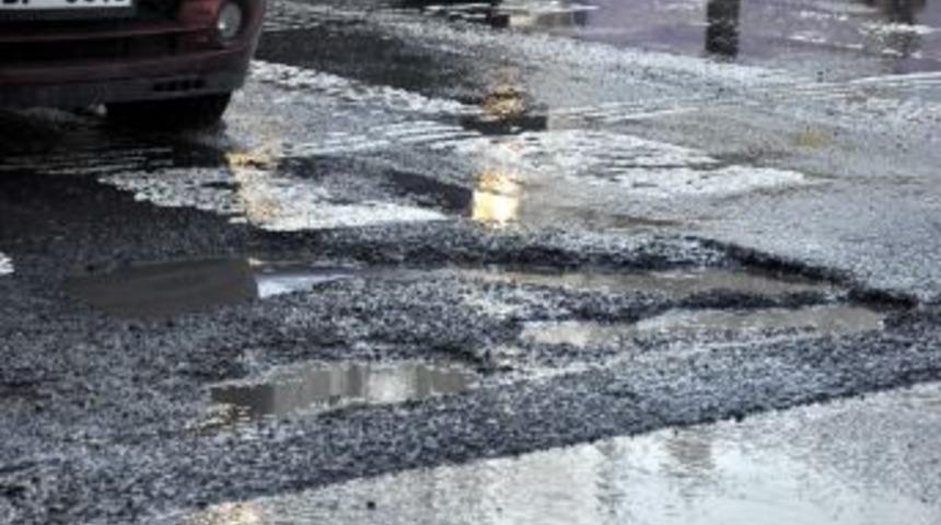 Kar sonrası bozulan yollar, s&uuml;r&uuml;c&uuml;lere zor anlar yaşattı