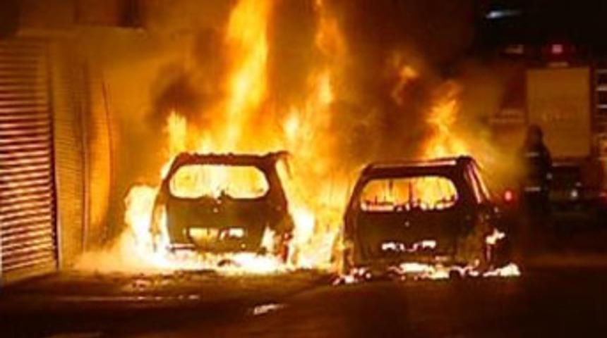 K&uuml;&ccedil;&uuml;k&ccedil;ekmece'de 5 ara&ccedil; kundaklandı!