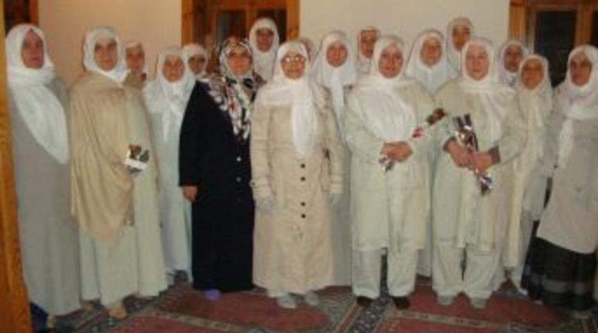 Alaplı'dan 45 kişi daha umreye uğurlandı