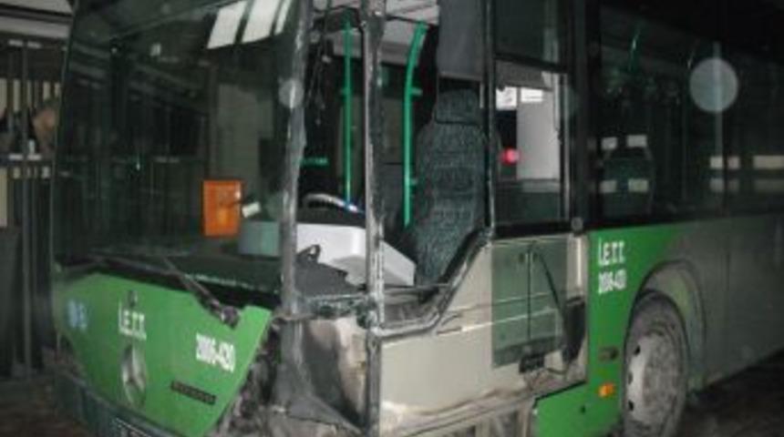 Taraftar ter&ouml;r&uuml;n&uuml;n izleri metrob&uuml;slere yansıdı