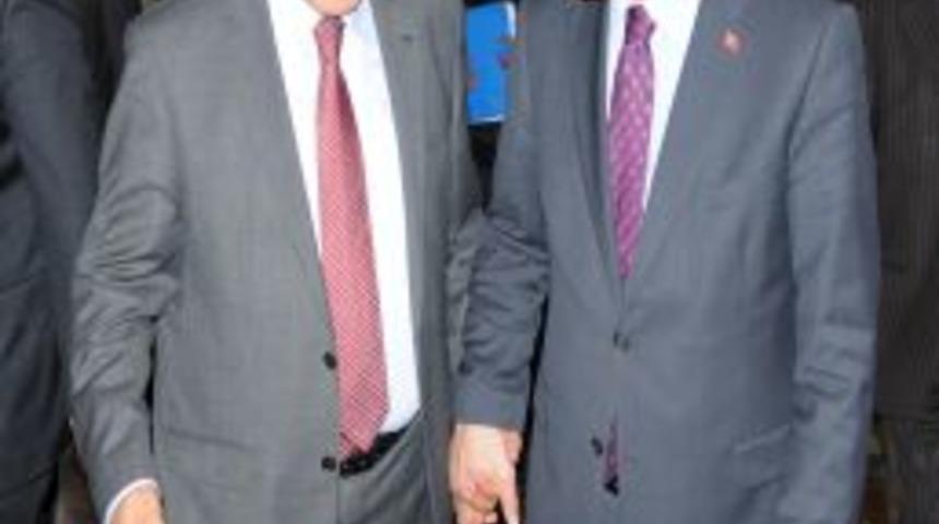 Başbakan Yardımcısı Arın&ccedil;, İzmir&rsquo;e giderken Manisa&rsquo;da mola verdi