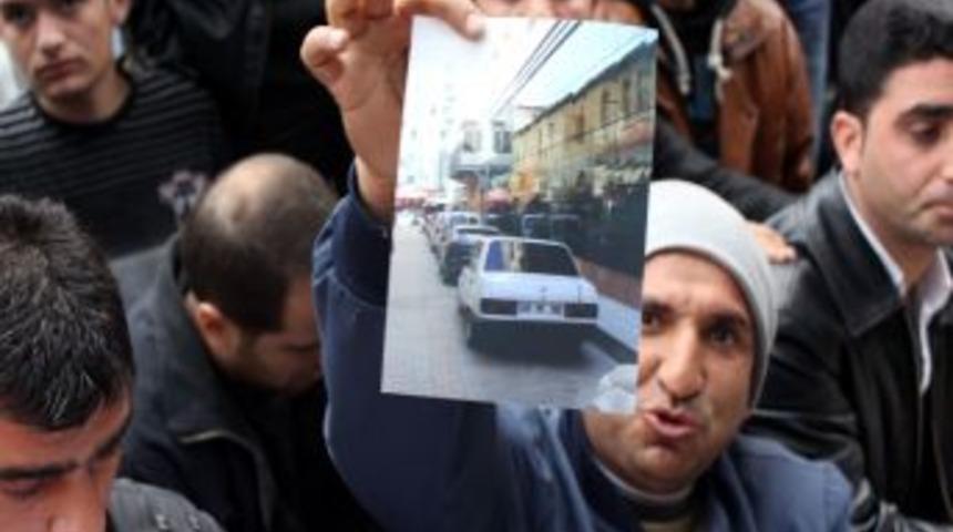 Zincirli eylem d&uuml;zenleyen esnaf belediyeye y&uuml;r&uuml;d&uuml;