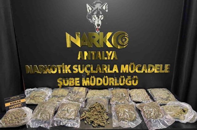 Antalya’da zehir tacirine operasyon kamerada: 7,5 kilogram esrar ele geçirildi 3