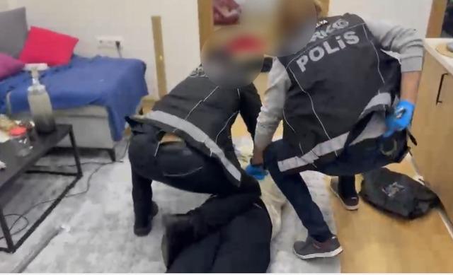 Antalya’da zehir tacirine operasyon kamerada: 7,5 kilogram esrar ele geçirildi 1