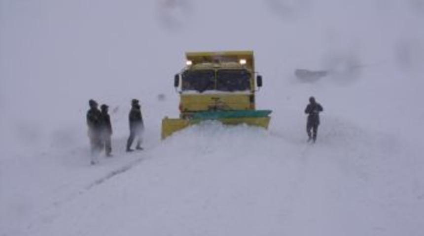Ardahan'da &ouml;nce karla m&uuml;cadele sonra &ccedil;ay keyfi