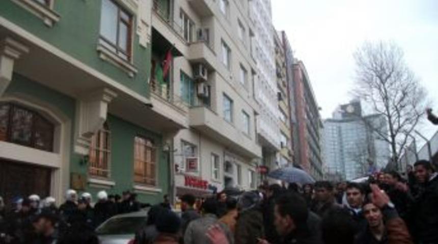 Libya Başkonsolosluğu &ouml;n&uuml;nde gerginlik