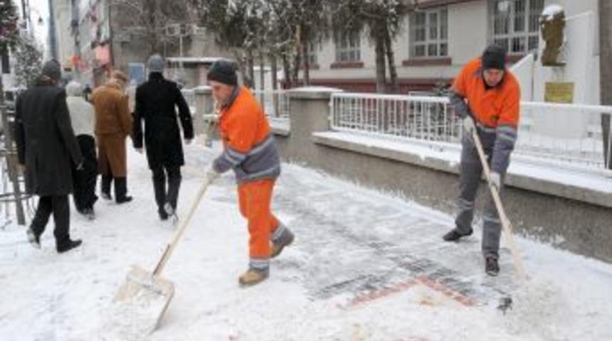 Malatya'da kar temizleme &ccedil;alışmaları aralıksız s&uuml;r&uuml;yor