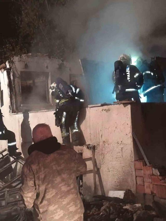 Acıpayam’da çıkan ev yangınında büyük hasar oluştu 1