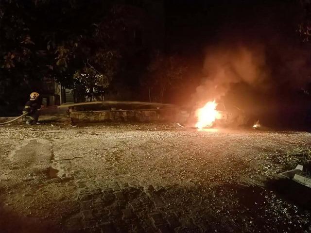 Pamukkale’de park halindeki otomobil alev aldı 1