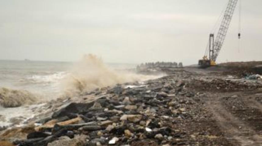 Dev dalgalar dolgu sahasına zarar verdi