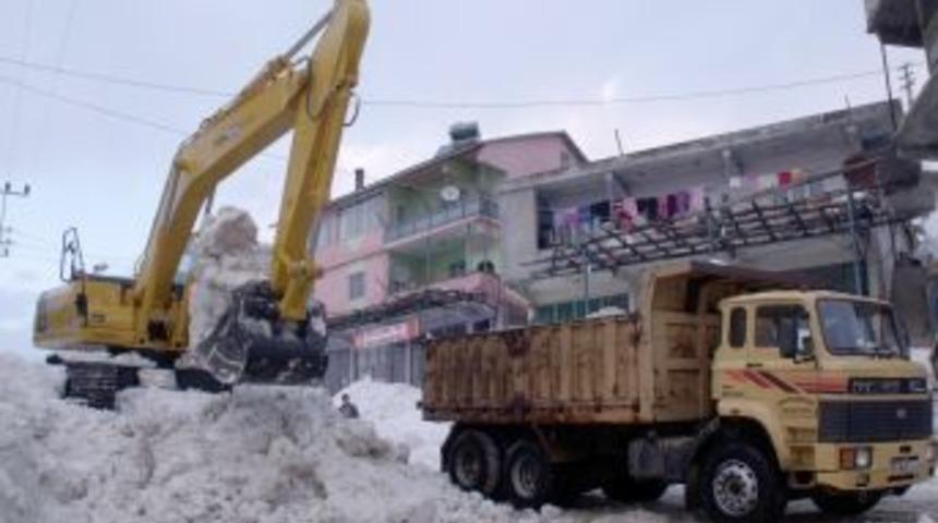 &Ccedil;ağlayancerit Belediyesi 2 metre karla m&uuml;cadele ediyor