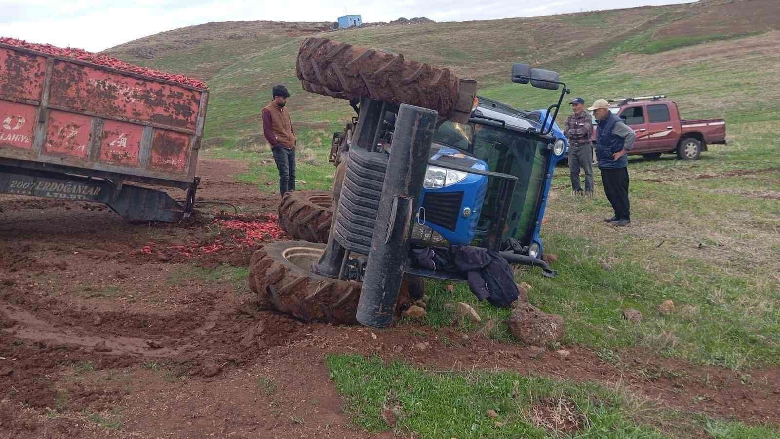 Kontrolden çıkan traktör devrildi