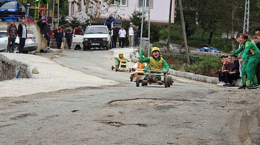 Rize’de tahta arabalar nefes kesti