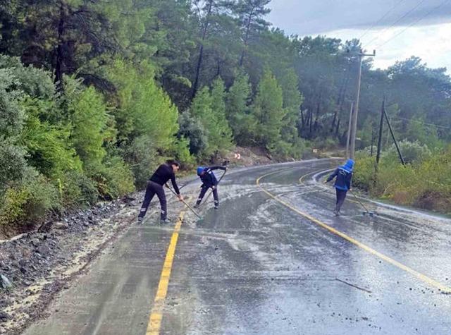 Dalaman’da su taşkınının izleri siliniyor 3
