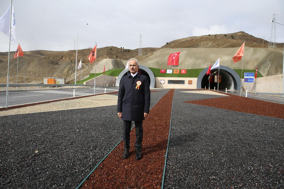  Bakan Uraloğlu duyurdu: Seyahat s&uuml;resi 20 dakikadan 5 dakikaya iniyor 5