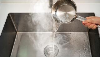 Lavaboya kaynar su d&ouml;kmek zararlı mı? Tesisat&ccedil;ıdan uyarı