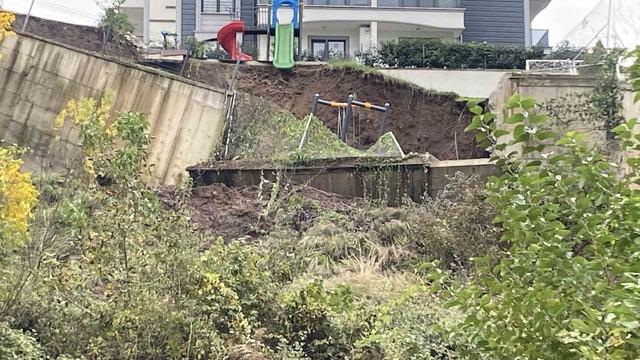 İstinat duvarı çöktü, kayan toprak çocuk parkını yuttu 1