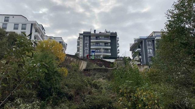 İstinat duvarı çöktü, kayan toprak çocuk parkını yuttu 2