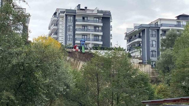 İstinat duvarı çöktü, kayan toprak çocuk parkını yuttu 4