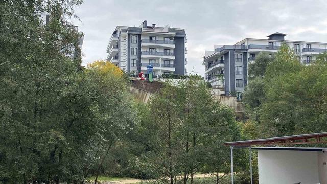 İstinat duvarı çöktü, kayan toprak çocuk parkını yuttu 5