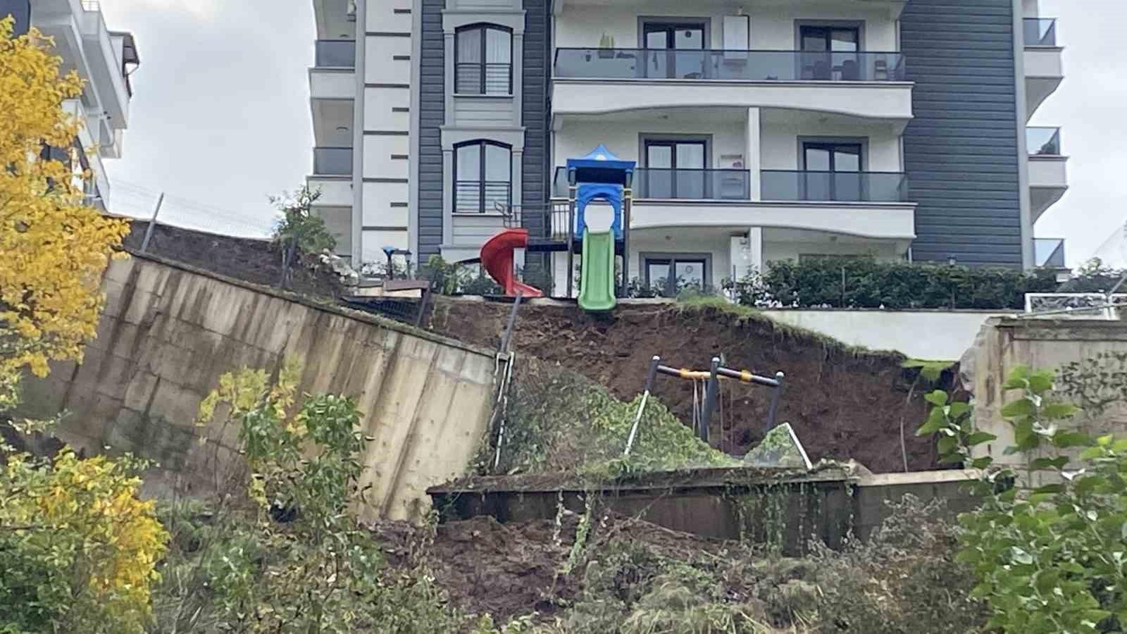 İstinat duvarı çöktü, kayan toprak çocuk parkını yuttu