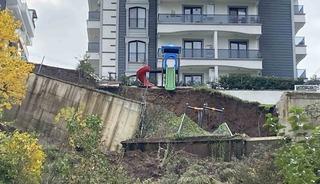 İstinat duvarı çöktü, kayan toprak çocuk parkını yuttu