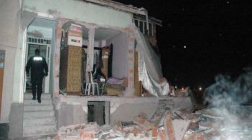 K&uuml;tahya'da 12 kiloluk t&uuml;p&uuml;n patladığı evde g&ouml;&ccedil;&uuml;k oluştu