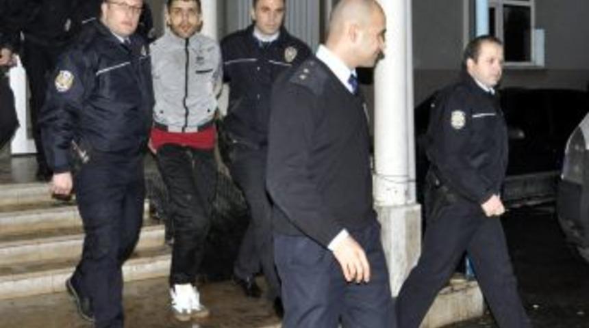 Soyguncunun elinde bıçakla kaçma anı kamerada