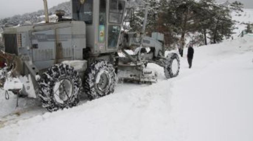Eskişehir Orman B&ouml;lge M&uuml;d&uuml;rl&uuml;ğ&uuml; kapalı k&ouml;y yollarını a&ccedil;ıyor