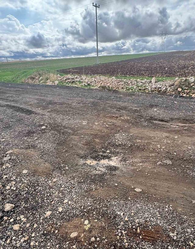 Bozuk köy yolu sürücülerin tepkisine neden oluyor 1